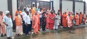 जलभराव से परेशान साधु-संतों का प्रदर्शन, एसडीएम ने मौके पर पहुंचकर लिया जायजा